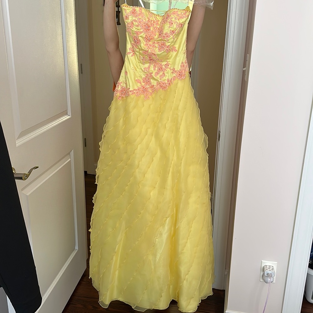 Brand new prom dress. Wore only 1 time. 🥰